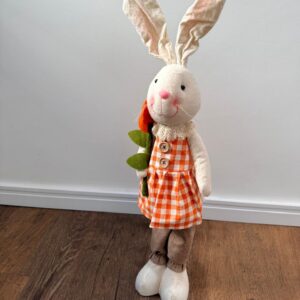 Coelho tecido em pé roupa xadrez laranja 60cm