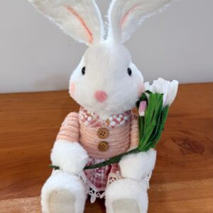 Coelha com roupa rosa 30cm