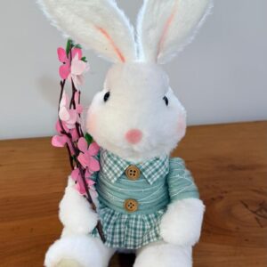 Coelha com roupa verde 30cm
