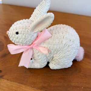 Coelho de resina sentado laço rosa 14x18cm