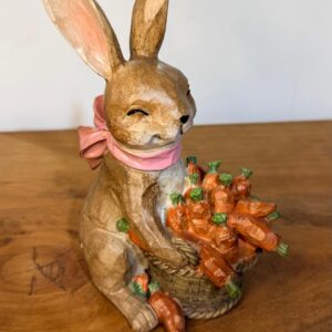 Coelho marrom com cenouras de resina 23cm