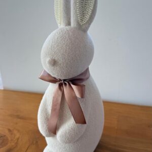 Coelho aveludado bege de resina 10x9x27cm