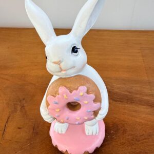 Coelho com donut de resina 17cm