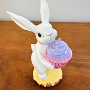 Coelho com cup cake de resina 17cm