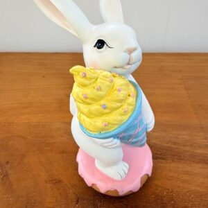 Coelho com sorvete de resina 17cm