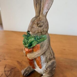Coelho marrom com cenouras de resina 21cm