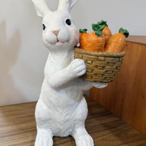 Coelho com cesta de cenouras de resina 39,5cm