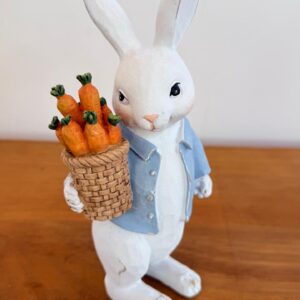 Coelho com cesta de cenoura de resina 21,5cm