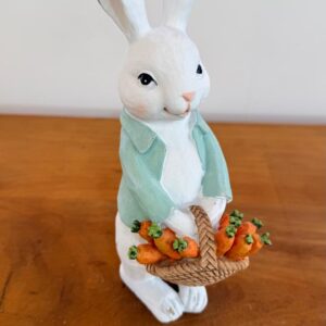 Coelho com cesta de cenoura de resina 21,5cm