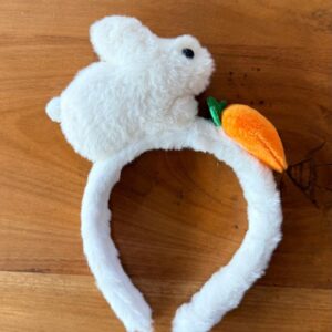 Tiara coelho com cenoura branca 21x16,5x4cm