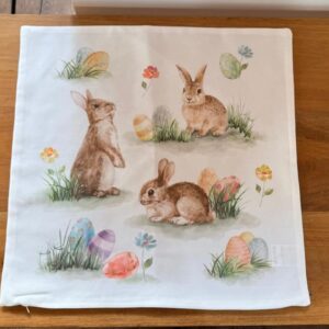 Capa de almofada coelhos com ovos 45x45cm