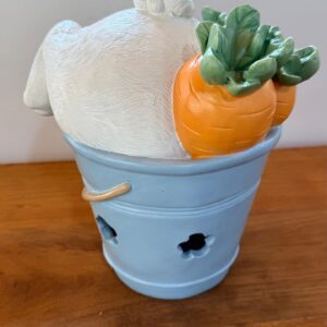 Vaso azul de resina com coelho e cenouras 28cm