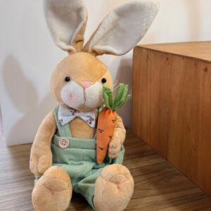 Coelho bege com roupa trico verde 50cm