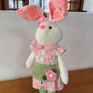 Coelha com roupa florida 51cm