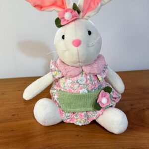 Coelha com roupa florida 20cm