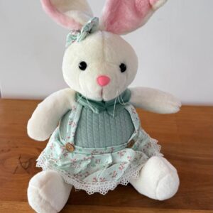 Coelha roupa verde 25x15x33cm