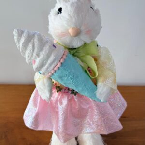 Coelha em pé com sorvete 37cm