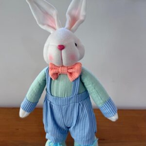Coelho em pé roupa listrada azul 44cm