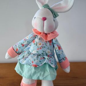 Coelha com vestido florido 44cm