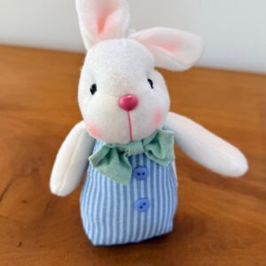 Coelho em pé roupa listrada azul 16cm