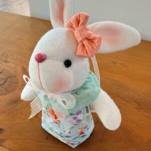 Coelha em pé roupa florida 16cm