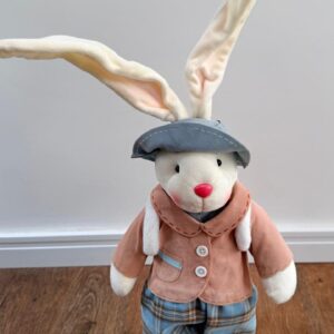 Coelho calça xadrez azul e mochila 51cm