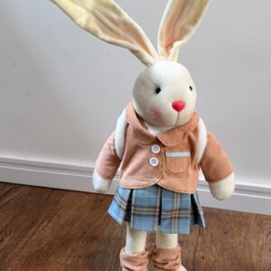 Coelha saia xadrez azul e mochila 51cm