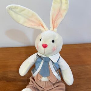 Coelho sentado com gravata azul 31cm