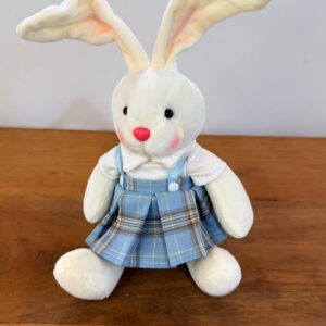 Coelha sentada com vestido xadrez azul 31cm