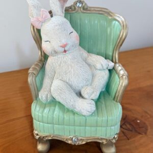 Coelha na poltrona de resina 21x13x14cm
