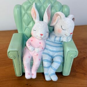 Coelhos baby na poltrona  de resina 16cm