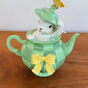 Coelho no bule verde de resina 18x11x16cm
