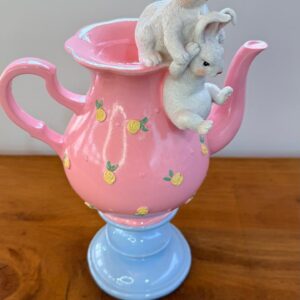 Coelhos no bule de resina  34x14x21cm