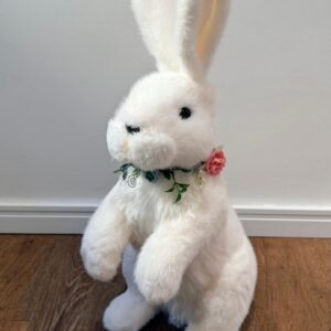 Coelho branco com colar de flores 56cmx20x26cm