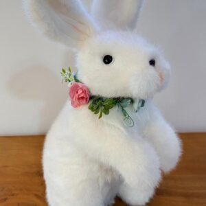 Coelho branco com colar de flores 28x16x17cm