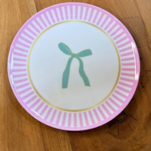Prato sobremesa melamina listras rosa e laço verde 20cm