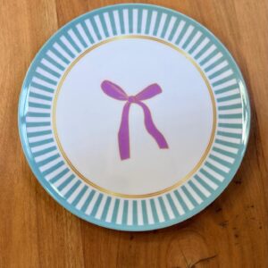 Prato sobremesa melamina listras rosa e laço verde 20cm