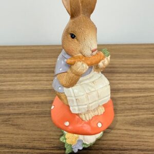 Coelha sentada cogumelo de resina 17cm