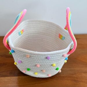 Cesta branca com bolinhas e alças coloridas 26x22,5x22,5cm