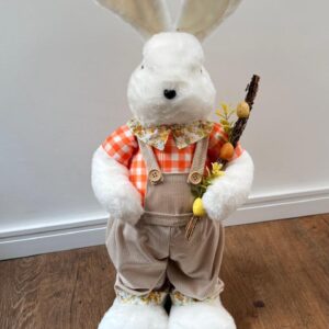 Coelho macacão bege camisa xadrez laranja 65cm