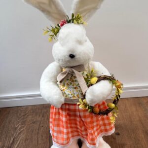 Coelha saia xadrez laranja 65cm