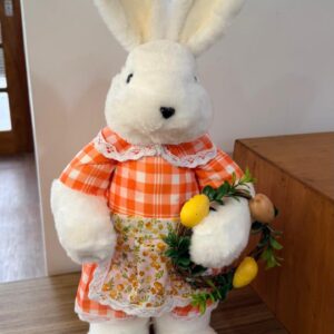 Coelha vestido xadrez laranja 54cm