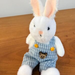 Mini coelho macacão azul 11cm