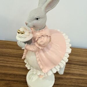 Coelha vestido rosa e xícara de resina 21cm