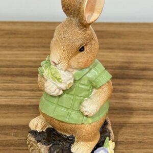 Coelho sentado tronco de resina 14,5cm