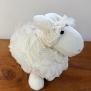 Ovelha de tecido colar pérolas 22x12x23cm