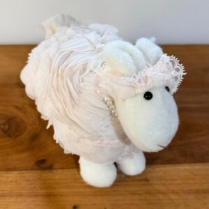 Ovelha de tecido rosa com colar pérolas 22x12x23cm