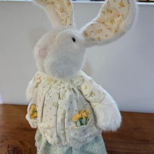 Coelha em pé roupa floral amarela 50cm