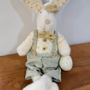 Coelho sentado com boné bege 59cm