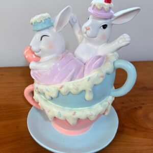 Casal coelhos na xícara de resina 23cm